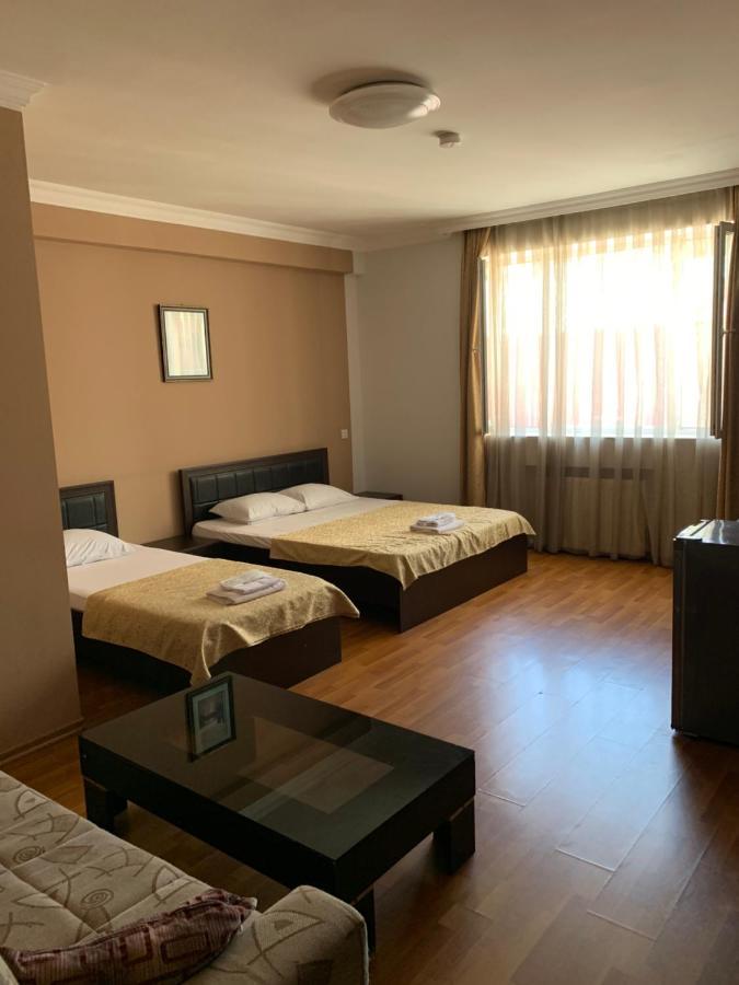 Prestige Hotel バトゥーミ エクステリア 写真