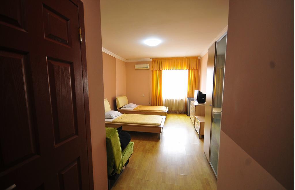 Prestige Hotel バトゥーミ エクステリア 写真